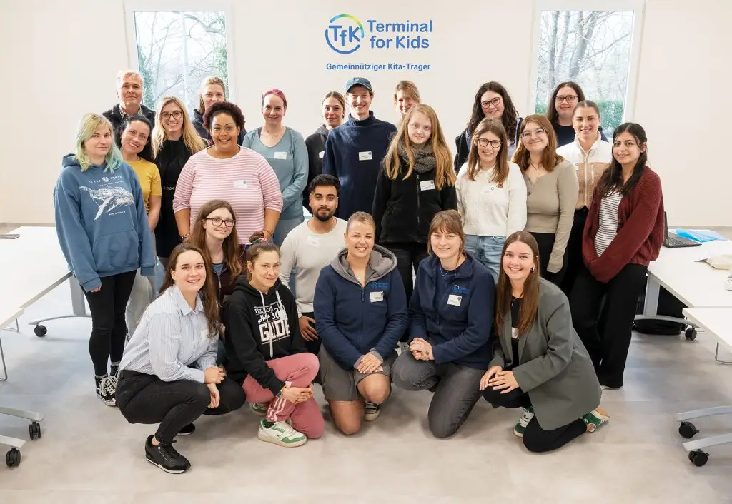 Junge Teilnehmer beim Boys’Day 2025 im Gespräch mit einem Erzieher bei Terminal for Kids